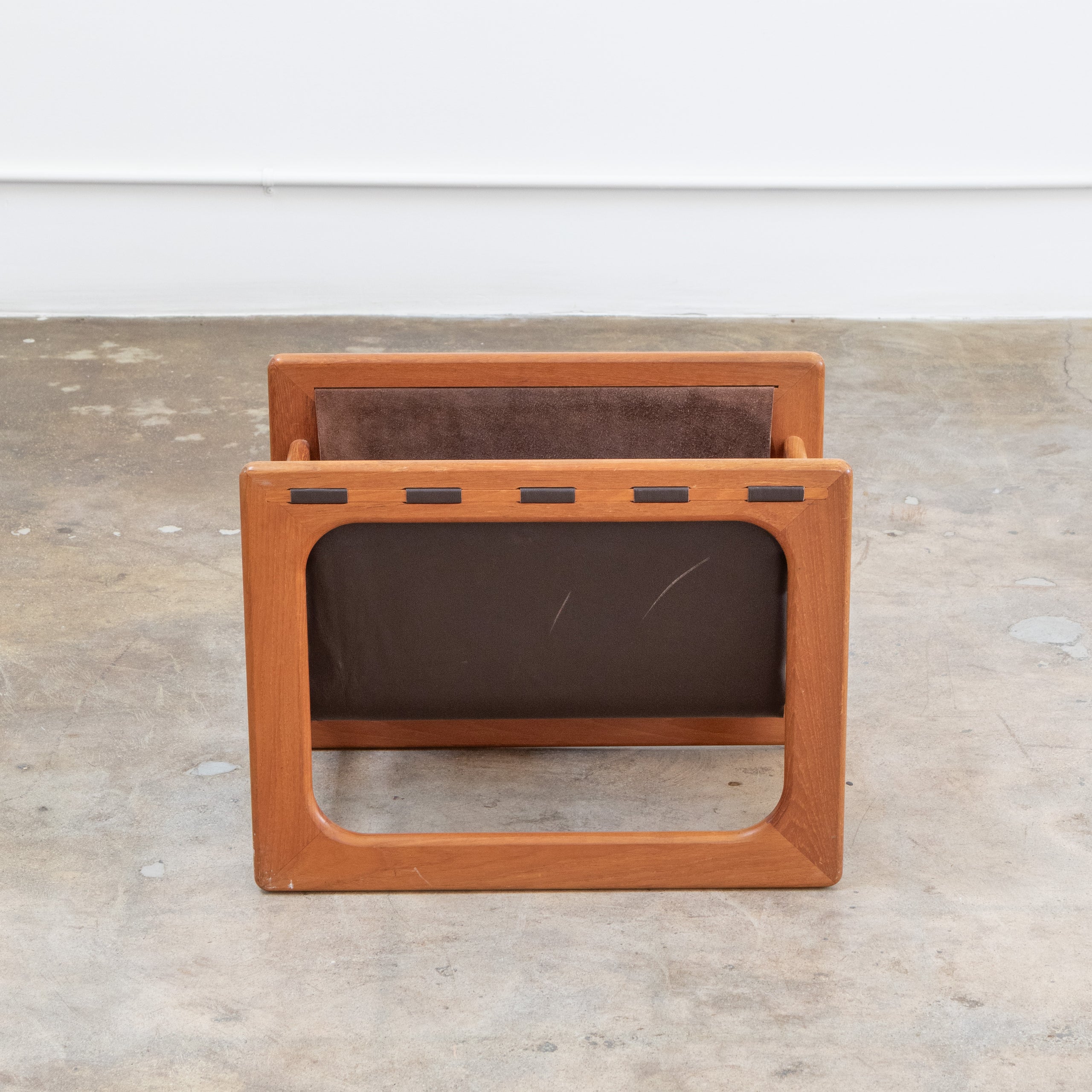 Salin Mobler | Scandinavian Magazine Holder