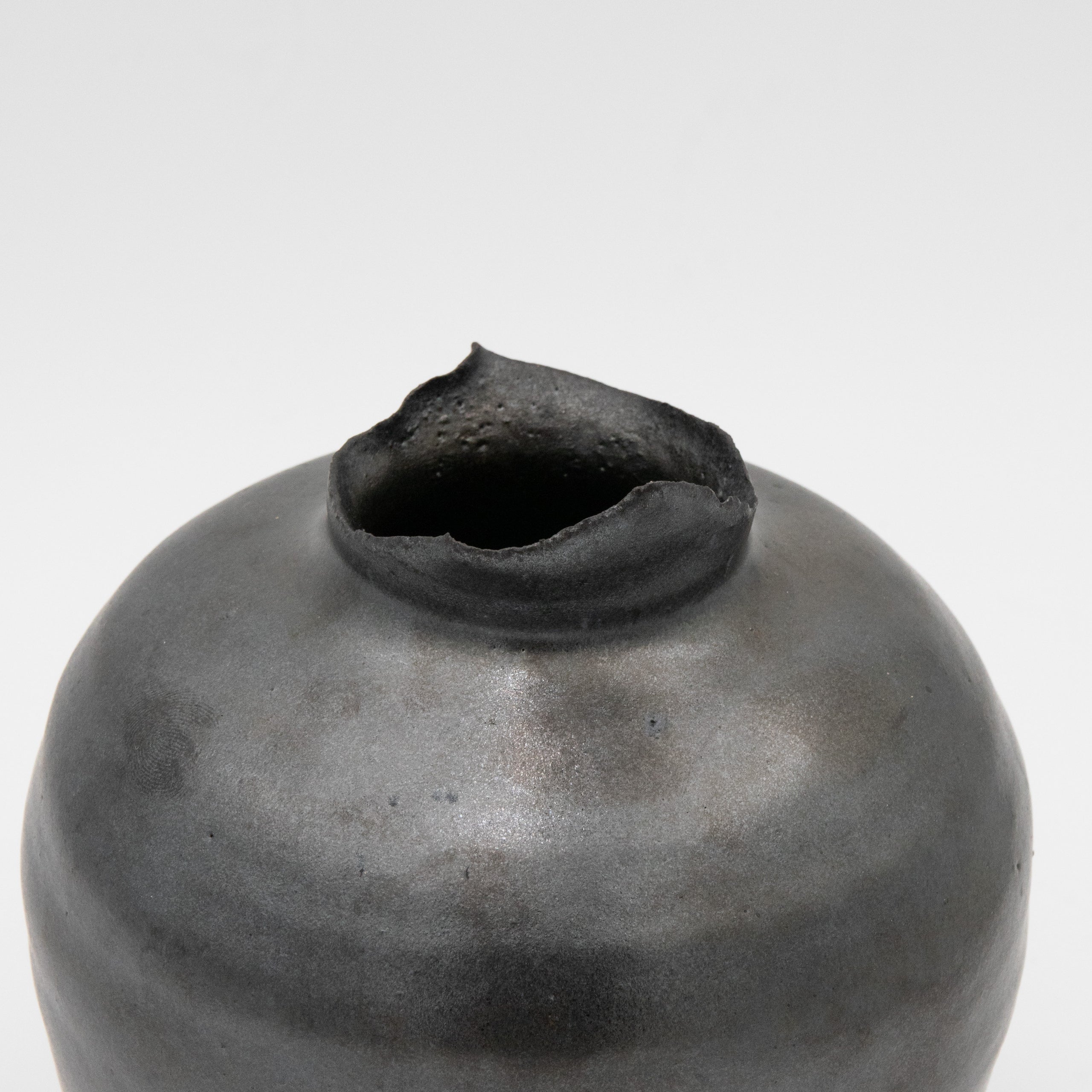Studio Hanzashi | Rough Top Matte Black Vessel