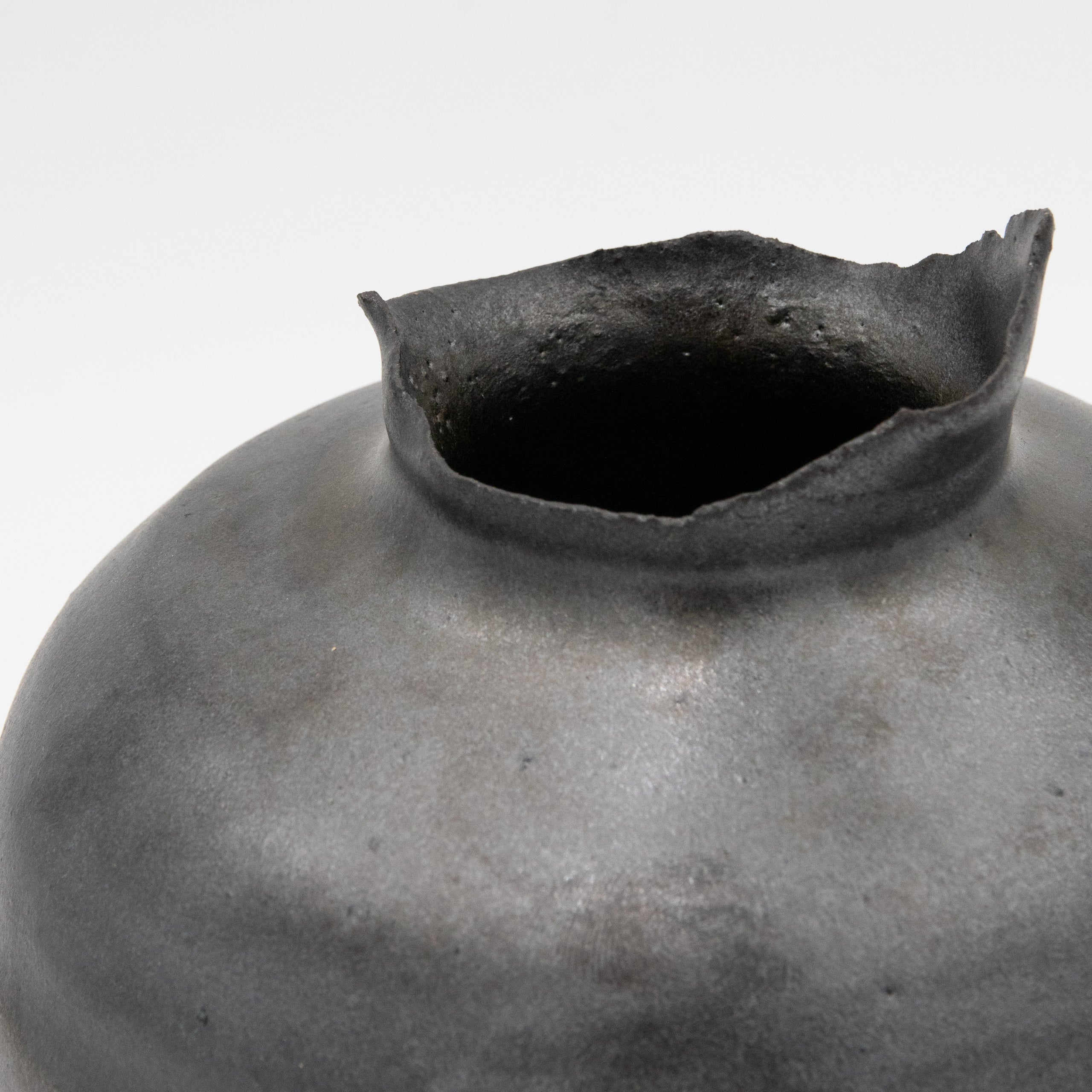 Studio Hanzashi | Rough Top Matte Black Vessel