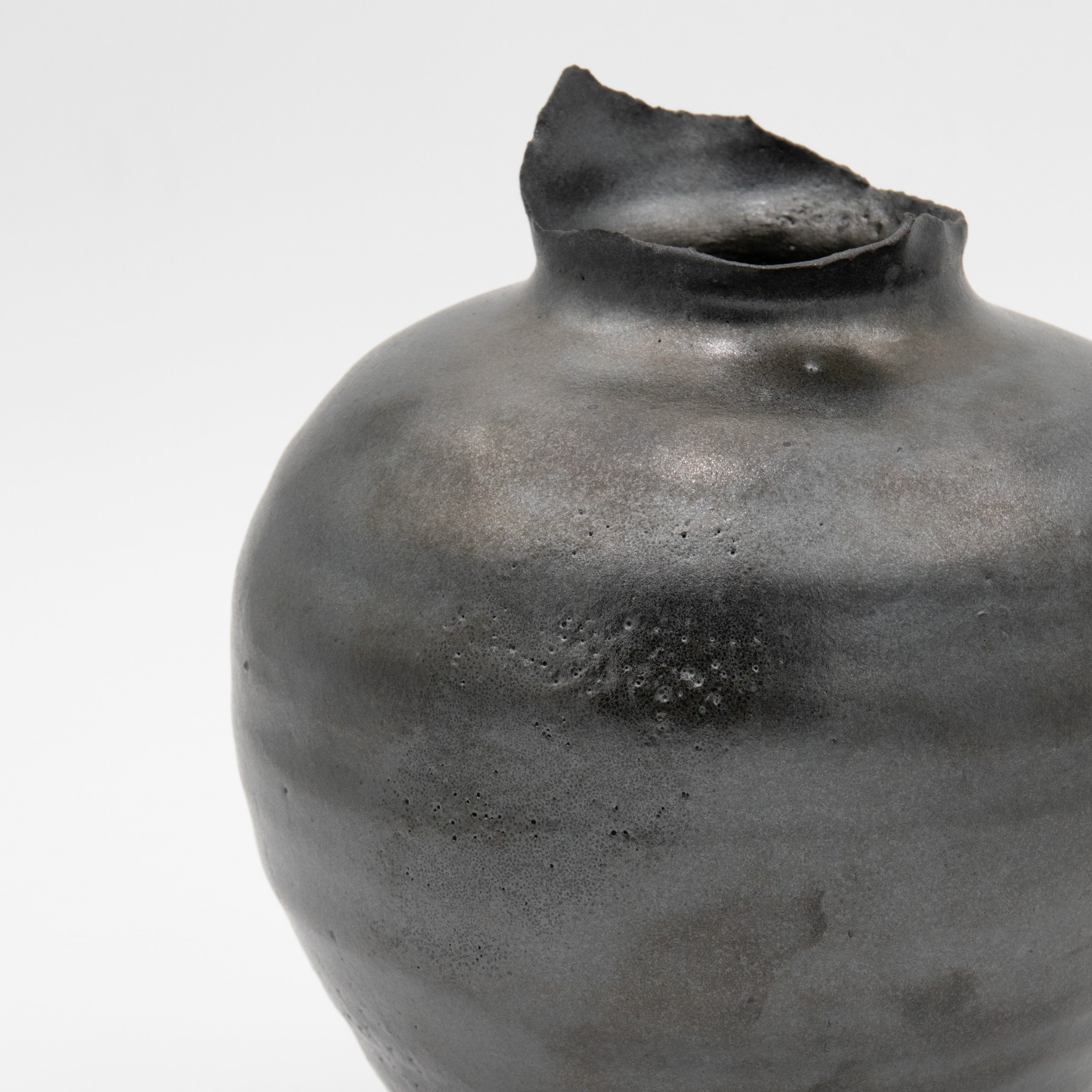 Studio Hanzashi | Rough Top Matte Black Vessel